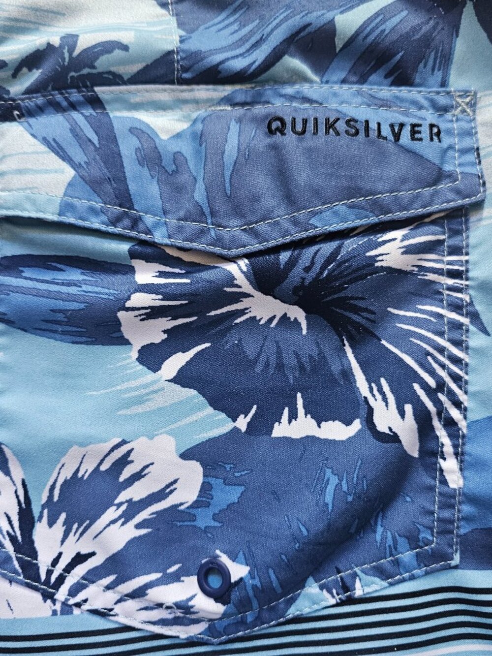 Quiksilver Men´s Blue Floral Ombre Boardshorts Swim Trunks Size Large - Picture 8 of 8